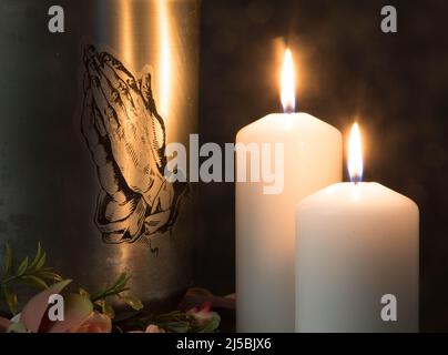 Metallurne mit Asche einer toten Person auf einer Beerdigung. Trauriger trauernder Moment am Ende eines Lebens. Letzter Abschied und Trauer Konzept. Stockfoto