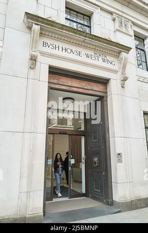 Eingangstür auf Aldwych zum Bush House Campus des King's College, Universität von London, England. Stockfoto