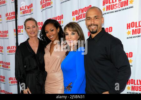 LOS ANGELES - APR 21: Sharon Case, Mishael Morgan, Kate Linder, Bryton James im Hollywood Museum feiert am 21. April 2022 in Los Angeles, CA, das 40.-jährige Jubiläum der Schauspielerin Kate Linder auf CBS's 'The Young and the Restless' mit einer neuen Ausstellung im Hollywood Museum Stockfoto