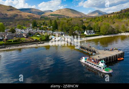 Luftaufnahme von der Drohne des beliebten Touristendorfes Luss neben Loch Lomond, Argyll und Bute, Schottland, Großbritannien Stockfoto