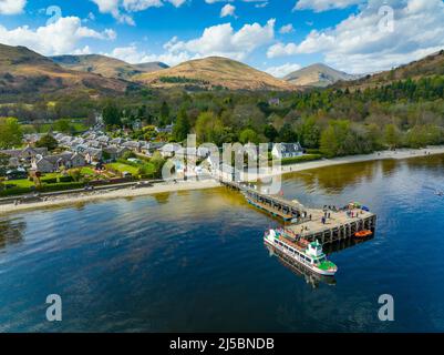 Luftaufnahme von der Drohne des beliebten Touristendorfes Luss neben Loch Lomond, Argyll und Bute, Schottland, Großbritannien Stockfoto