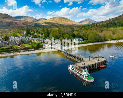 Luftaufnahme von der Drohne des beliebten Touristendorfes Luss neben Loch Lomond, Argyll und Bute, Schottland, Großbritannien Stockfoto