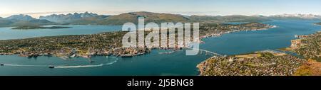 Luftpanorama von der Stadt Tromso gesehen vom Berg Storsteinen, Norwegen Stockfoto