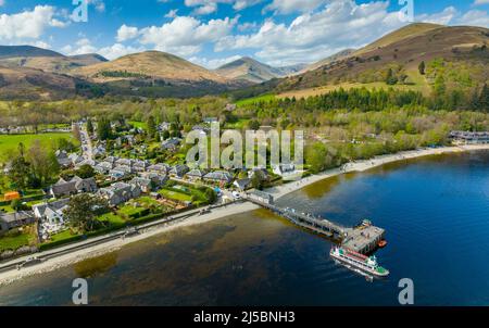 Luftaufnahme von der Drohne des beliebten Touristendorfes Luss neben Loch Lomond, Argyll und Bute, Schottland, Großbritannien Stockfoto