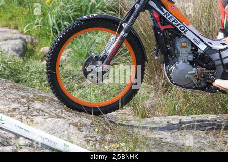 Merida, Spanien - 10.. April 2022: Motorrad-Trial Extremadura Championship. Vorderrad Stockfoto