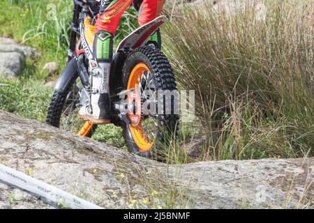 Merida, Spanien - 10.. April 2022: Motorrad-Trial Extremadura Championship. Hinterrad Stockfoto