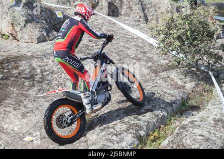 Merida, Spanien - 10.. April 2022: Motorrad-Trial Extremadura Championship. Aufsteigender Fels des Mitbewerbers Stockfoto