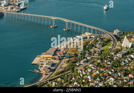 Luftaufnahme der Tromso-Brücke vom Mount Storsteinen, Norwegen Stockfoto