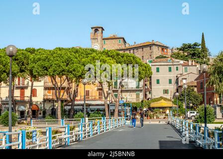 Seeufer und Pier von Passignano sul Trasimeno, Umbrien, Italien Stockfoto