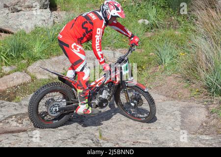 Merida, Spanien - 10.. April 2022: Motorrad-Trial Extremadura Championship. Mitbewerber im Gleichgewicht Stockfoto