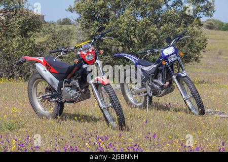 Merida, Spanien - 10.. April 2022: Motorrad-Trial-Bikes stehen auf dem Land Stockfoto
