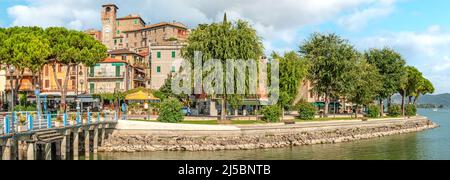 Seeufer und Pier von Passignano sul Trasimeno, Umbrien, Italien Stockfoto