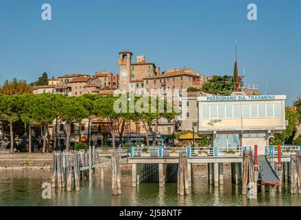 Seeufer und Pier von Passignano sul Trasimeno, Umbrien, Italien Stockfoto