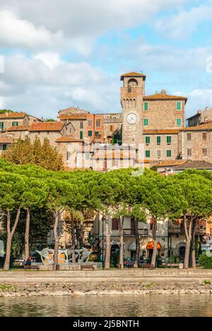 Seeufer und Pier von Passignano sul Trasimeno, Umbrien, Italien Stockfoto