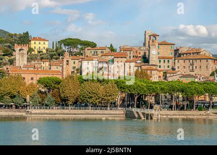 Seeufer und Pier von Passignano sul Trasimeno, Umbrien, Italien Stockfoto