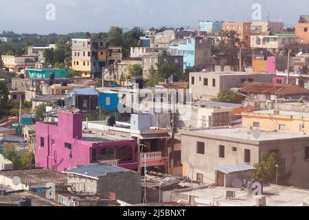 Farbenfrohe Wohnhäuser in einem armen Viertel von Santo Domingo, Luftbild aus der Stadt, aufgenommen an einem sonnigen Tag Stockfoto