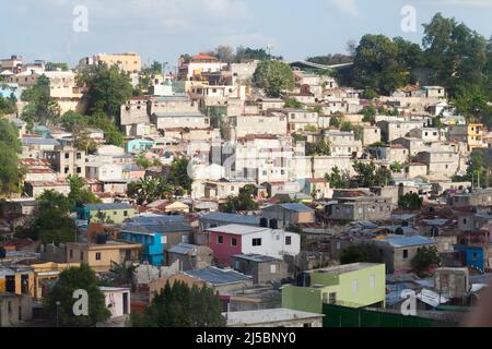 Armseliges Wohnviertel von Santo Domingo, Luftbild aus der Stadt, aufgenommen an einem sonnigen Tag Stockfoto