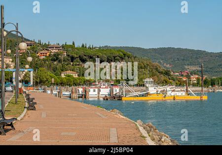 Seeufer und Pier von Passignano sul Trasimeno, Umbrien, Italien Stockfoto