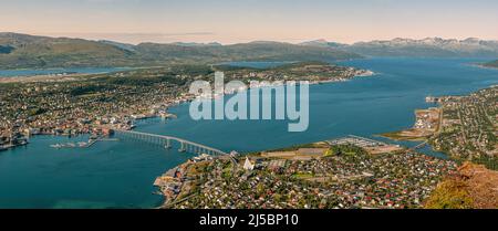 Luftpanorama von der Stadt Tromso gesehen vom Berg Storsteinen, Norwegen Stockfoto