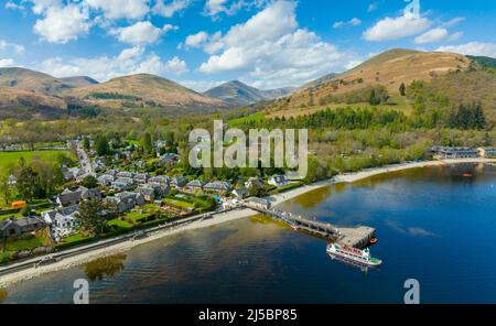 Luftaufnahme von der Drohne des beliebten Touristendorfes Luss neben Loch Lomond, Argyll und Bute, Schottland, Großbritannien Stockfoto
