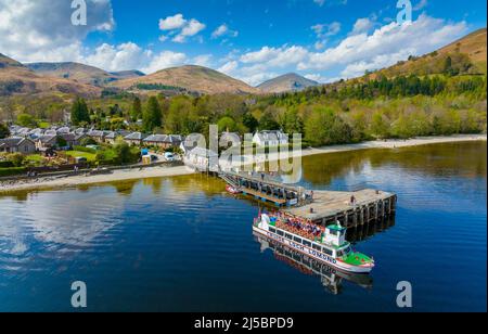 Luftaufnahme von der Drohne des beliebten Touristendorfes Luss neben Loch Lomond, Argyll und Bute, Schottland, Großbritannien Stockfoto
