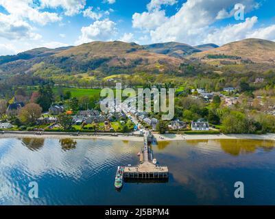 Luftaufnahme von der Drohne des beliebten Touristendorfes Luss neben Loch Lomond, Argyll und Bute, Schottland, Großbritannien Stockfoto