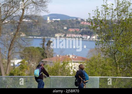 Istanbul, Türkei. 21. April 2022. Menschen entspannen sich im Emirgan Park in Istanbul, Türkei, 21. April 2022. Quelle: Shadati/Xinhua/Alamy Live News Stockfoto