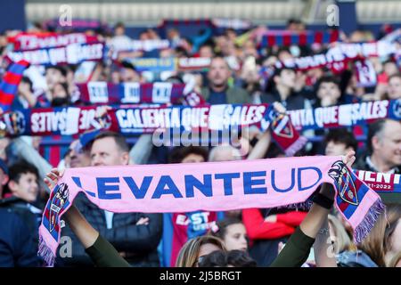 Valencia, Spanien. 21. April 2022. Fans von Levante während der spanischen Meisterschaft La Liga Fußballspiel zwischen Levante UD und Sevilla FC am 21. April 2022 im Ciutat de Valencia Stadion in Valencia, Spanien - Foto: Ivan Terron/DPPI/LiveMedia Kredit: Unabhängige Fotoagentur/Alamy Live News Stockfoto