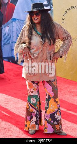 Los Angeles, USA. 21. April 2022. HOLLYWOOD, LOS ANGELES, KALIFORNIEN, USA - 21. APRIL: Die amerikanische Schauspielerin Pam Grier kommt bei der Eröffnungsnacht des TCM Classic Film Festivals 2022 zum 40.. Geburtstag von 'E.T. The Extra-Terrestrial' fand am 21. April 2022 im TCL Chinese Theatre IMAX in Hollywood, Los Angeles, Kalifornien, USA, statt. (Foto von Image Press Agency) Quelle: Image Press Agency/Alamy Live News Stockfoto