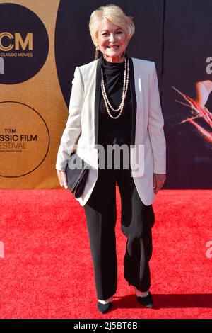 Los Angeles, USA. 21. April 2022. HOLLYWOOD, LOS ANGELES, KALIFORNIEN, USA - 21. APRIL: Die amerikanische Schauspielerin Dee Wallace kommt zur Eröffnungsnacht des TCM Classic Film Festivals 2022 zum 40.. Jahrestag der Vorführung von 'E.T. The Extra-Terrestrial' fand am 21. April 2022 im TCL Chinese Theatre IMAX in Hollywood, Los Angeles, Kalifornien, USA, statt. (Foto von Image Press Agency) Quelle: Image Press Agency/Alamy Live News Stockfoto