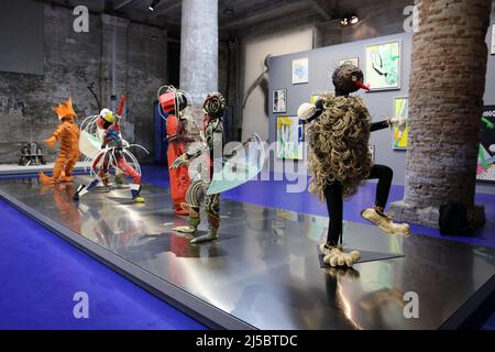 Italien, Venedig, 19. April 2022 : 'Maskenfiguren' der deutschen Künstler Lavinia Schulz und Walter Holdt bei einem Pressetag auf der Kunstbiennale Venedig 59. Stockfoto