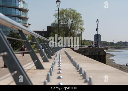 Krankenhausarchitektur, die von der Berkeley Group installiert wurde, um Menschen daran zu hindern, an der Flussmauer von Fulham Reach zwischen Hammersmith und Fulham zu sitzen Stockfoto