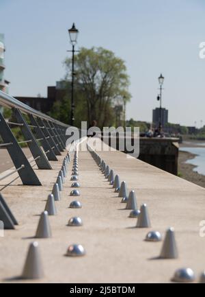 Krankenhausarchitektur, die von der Berkeley Group installiert wurde, um Menschen daran zu hindern, an der Flussmauer von Fulham Reach zwischen Hammersmith und Fulham zu sitzen Stockfoto