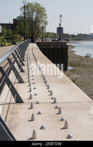 Krankenhausarchitektur, die von der Berkeley Group installiert wurde, um Menschen daran zu hindern, an der Flussmauer von Fulham Reach zwischen Hammersmith und Fulham zu sitzen Stockfoto