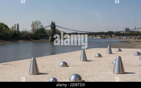 Krankenhausarchitektur, die von der Berkeley Group installiert wurde, um Menschen daran zu hindern, an der Flussmauer von Fulham Reach zwischen Hammersmith und Fulham zu sitzen Stockfoto