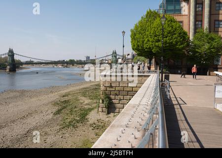 Krankenhausarchitektur, die von der Berkeley Group installiert wurde, um Menschen daran zu hindern, an der Flussmauer von Fulham Reach zwischen Hammersmith und Fulham zu sitzen Stockfoto