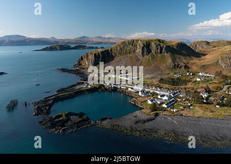 Luftaufnahme von der Drohne von Ellenabeich auf der Insel Seil, einer der Slate Islands in Argyll und Bute, Schottland, Großbritannien Stockfoto