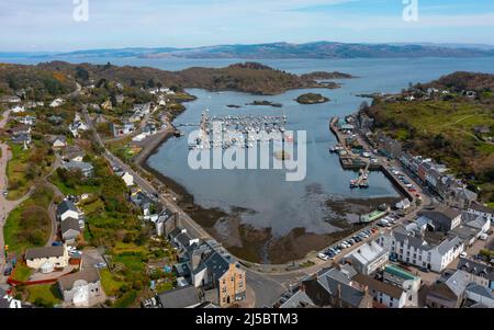 Luftaufnahme von Tarbert Dorf und Hafen in Argyll und Bute, Schottland, Großbritannien Stockfoto