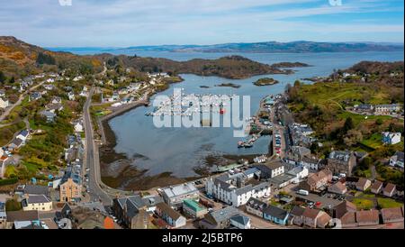 Luftaufnahme von Tarbert Dorf und Hafen in Argyll und Bute, Schottland, Großbritannien Stockfoto