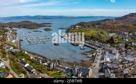 Luftaufnahme von Tarbert Dorf und Hafen in Argyll und Bute, Schottland, Großbritannien Stockfoto