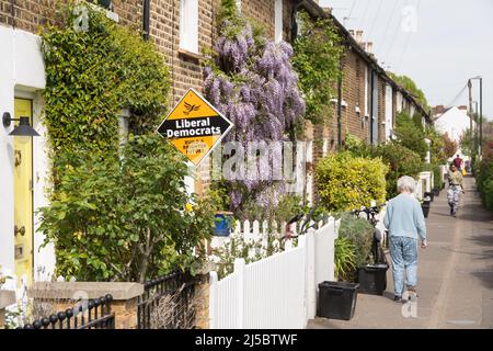 Abstimmung Liberaldemokratische lokale Wahlpartei politische Banner und Hetze in Barnes, Südwestlondon, Richmond upon Thames, London, England Stockfoto