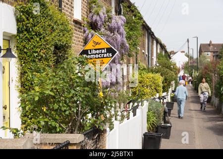 Abstimmung Liberaldemokratische lokale Wahlpartei politische Banner und Hetze in Barnes, Südwestlondon, Richmond upon Thames, London, England Stockfoto