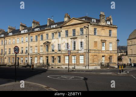 Georgianische Reihenhäuser an der Ecke Great Pulteney Street und Sydney Place im UNESCO-Weltkulturerbe Bath, Somerset, England, Großbritannien Stockfoto