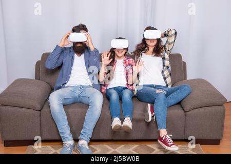 Fröhliche Familie tragen vr Gläser sitzen auf dem Sofa zu Hause, Innovation Stockfoto