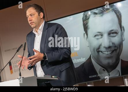 Gmund Am Tegernsee, Deutschland. 22. April 2022. Lars Klingbeil, Co-Bundesvorsitzender der SPD, spricht beim "Ludwig-Erhard-Gipfel". An dem zweitägigen Gipfel nehmen Vertreter aus Wirtschaft, Politik, Wissenschaft und Medien Teil. Kredit: Peter Kneffel/dpa/Alamy Live Nachrichten Stockfoto