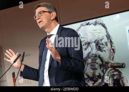 Gmund Am Tegernsee, Deutschland. 22. April 2022. Wolfram Weimer, Herausgeber der Weimer Media Group, nimmt am Ludwig-Erhard-Gipfel Teil. An dem zweitägigen Gipfel nehmen Vertreter aus Wirtschaft, Politik, Wissenschaft und Medien Teil. Kredit: Peter Kneffel/dpa/Alamy Live Nachrichten Stockfoto