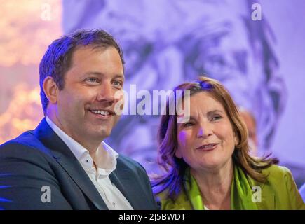 Gmund Am Tegernsee, Deutschland. 22. April 2022. Lars Klingbeil, Co-Bundesvorsitzender der SPD, spricht während des Ludwig-Erhard-Gipfels mit der Verlegerin Christiane Goetz-Weimer. An dem zweitägigen Gipfel nehmen Vertreter aus Wirtschaft, Politik, Wissenschaft und Medien Teil. Kredit: Peter Kneffel/dpa/Alamy Live Nachrichten Stockfoto