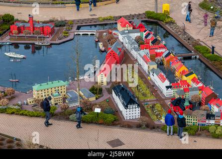 Legoland Billund, Dänemark. Dienstag, 12. April 2022. Oberhalb des originalen Legoland Miniland bei Legoland in Billund. Menschen, die die Lego-Modelle betrachten. Stockfoto