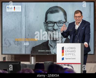 Gmund Am Tegernsee, Deutschland. 22. April 2022. Markus Duesmann, Vorsitzender des Vorstands der Audi AG, spricht beim Ludwig-Erhard-Gipfel. An dem zweitägigen Gipfel nehmen Vertreter aus Wirtschaft, Politik, Wissenschaft und Medien Teil. Kredit: Peter Kneffel/dpa/Alamy Live Nachrichten Stockfoto