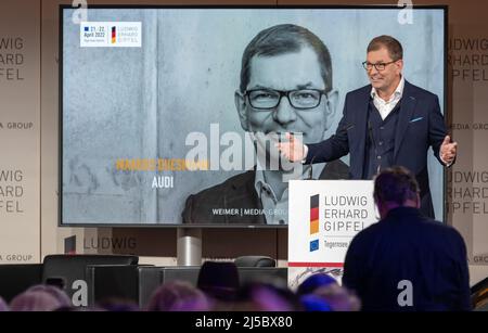 Gmund Am Tegernsee, Deutschland. 22. April 2022. Markus Duesmann, Vorsitzender des Vorstands der Audi AG, spricht beim Ludwig-Erhard-Gipfel. An dem zweitägigen Gipfel nehmen Vertreter aus Wirtschaft, Politik, Wissenschaft und Medien Teil. Kredit: Peter Kneffel/dpa/Alamy Live Nachrichten Stockfoto